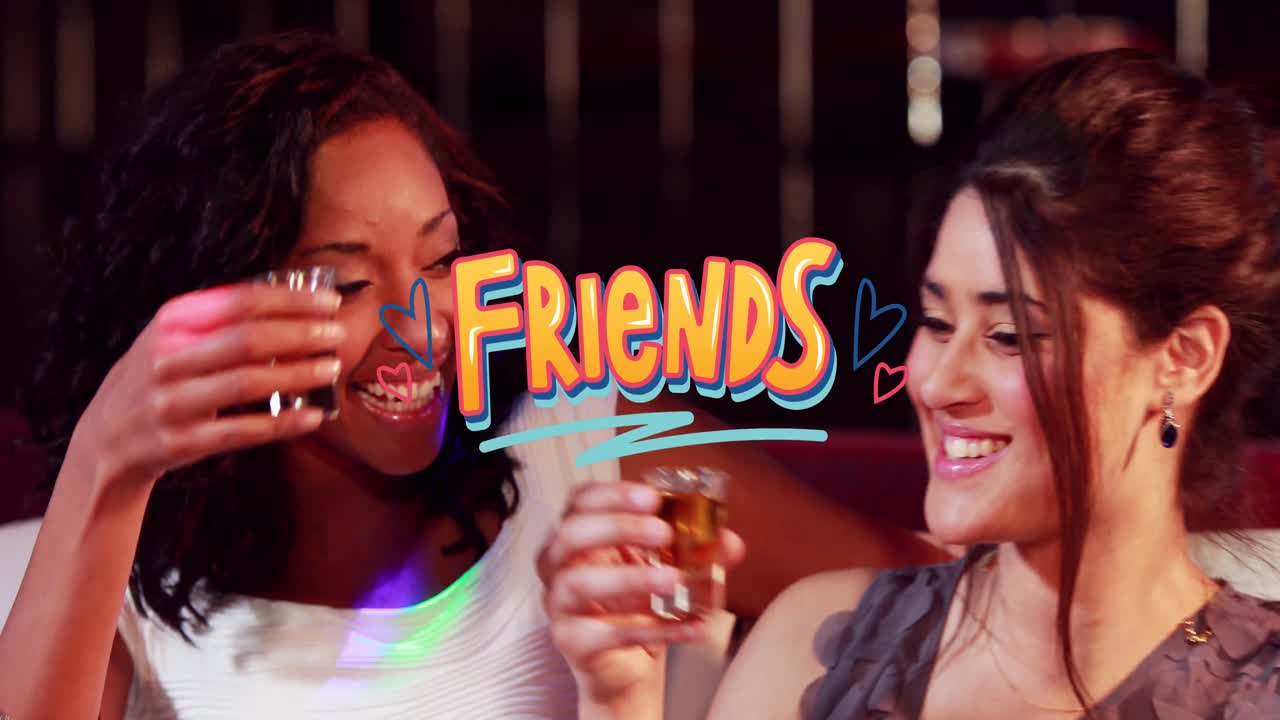 Animazione della scritta 'friends' sopra amiche felici di diverse etnie che bevono