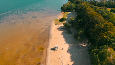 Drohnenansicht-Des-Farbenfrohen-Strandes-Mit-Ostsee-Und-Bäumen