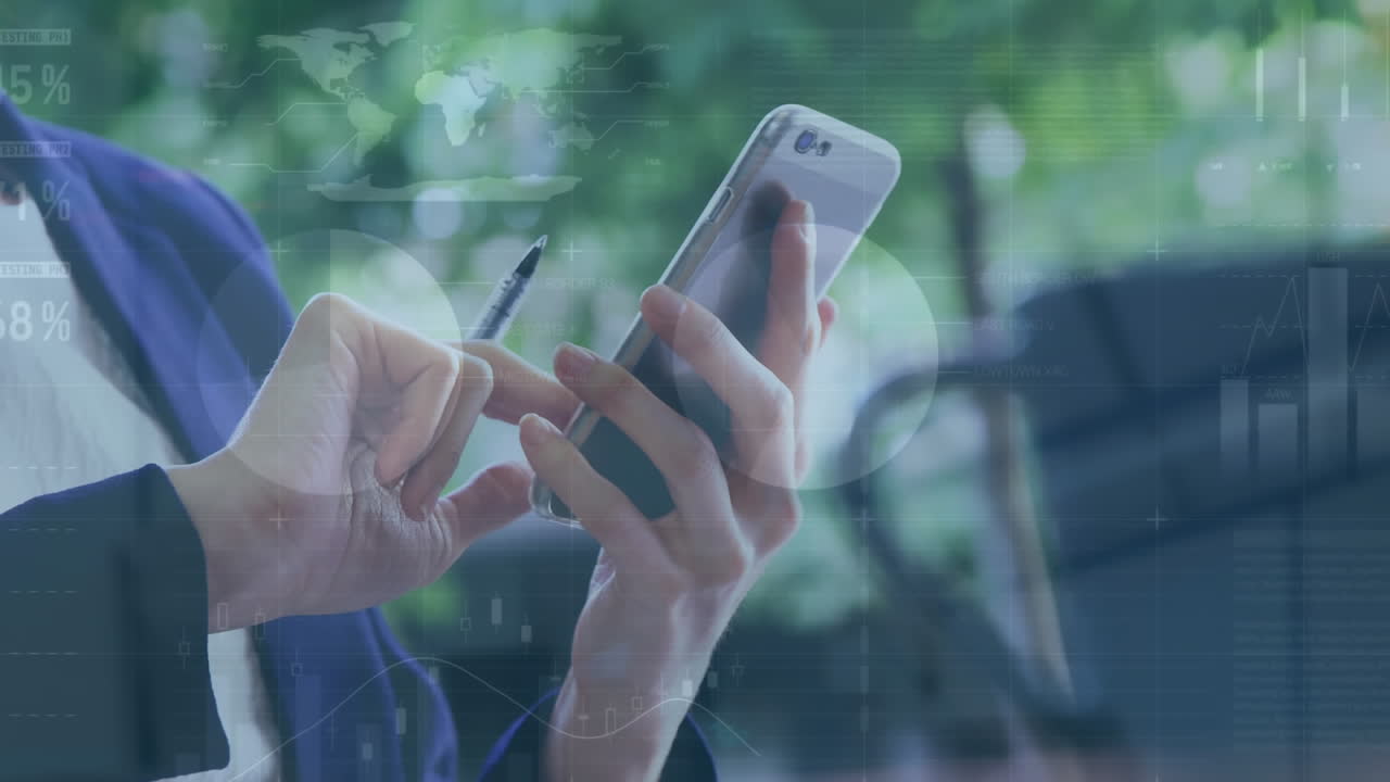 휴대전화에서 스크롤하는 펜을 들고 있는 아름다운 백인 여성에 대한 인포그래픽 인터페이스의 애니메이션