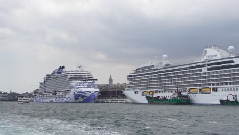 dos cruceros atracados en estambul