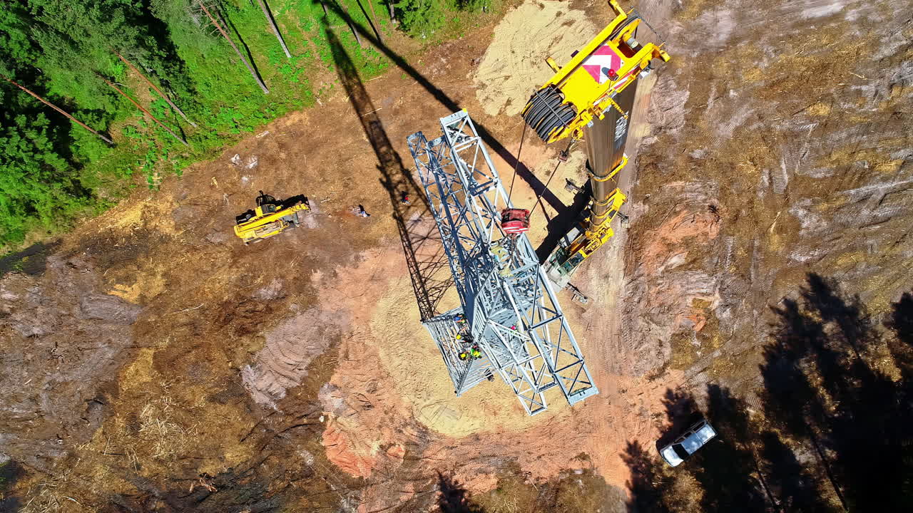 construcción e instalación de torre de transmisión en un día soleado