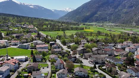 Malerische-Idyllische-Landschaft-Der-Stadt-Trimmis-In-Der-Schweiz-Mit-Häusern-Und-Gebäuden-Im-Sonnenlicht