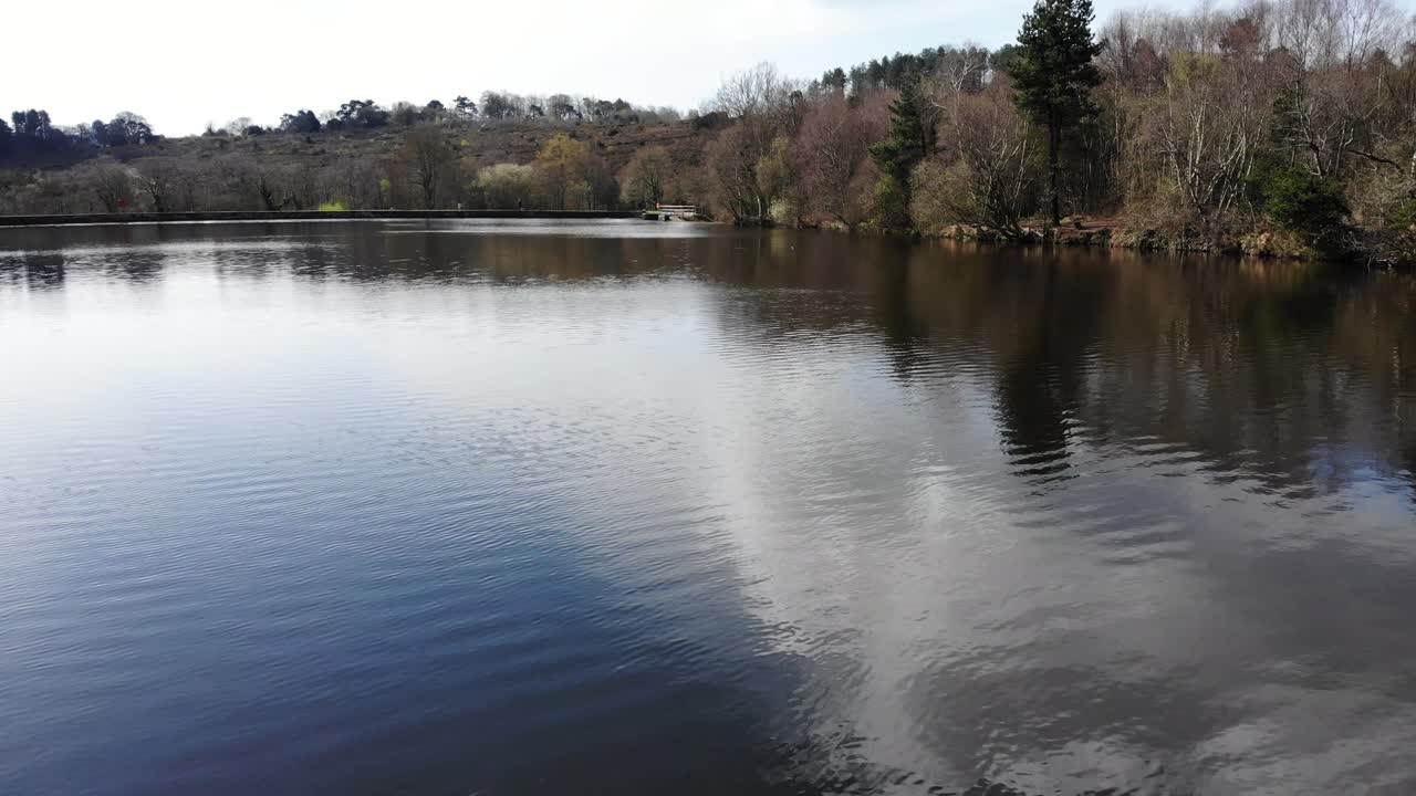 Ripresa panoramica a sinistra sul bacino idrico di Squabmoor, Devon, Inghilterra, in una giornata calma e soleggiata