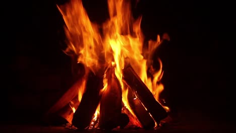 un gran fuego de madera con llamas