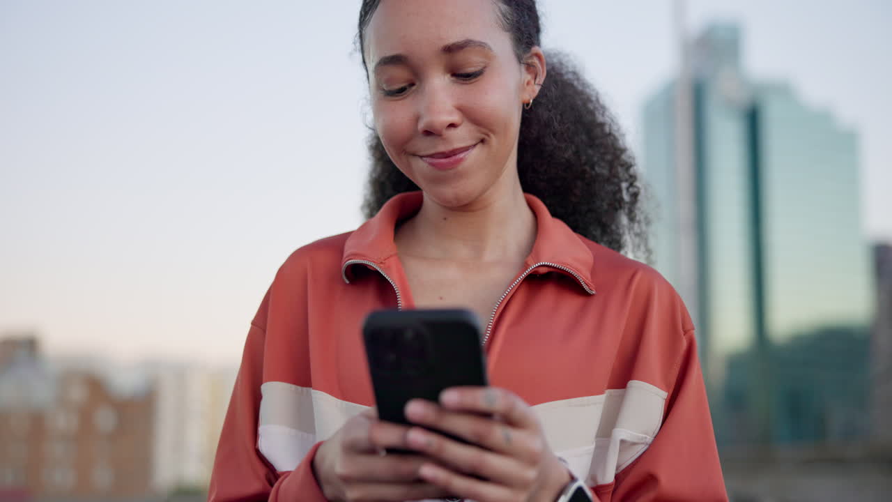 leggere una chat, un'app o una donna con un telefono