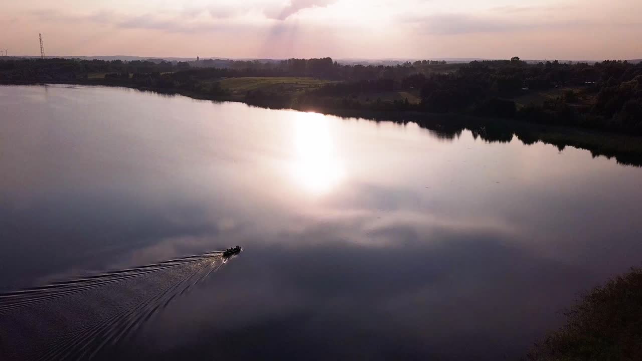 들판과 농장으로 둘러싸인 한적한 호수의 공중 촬영