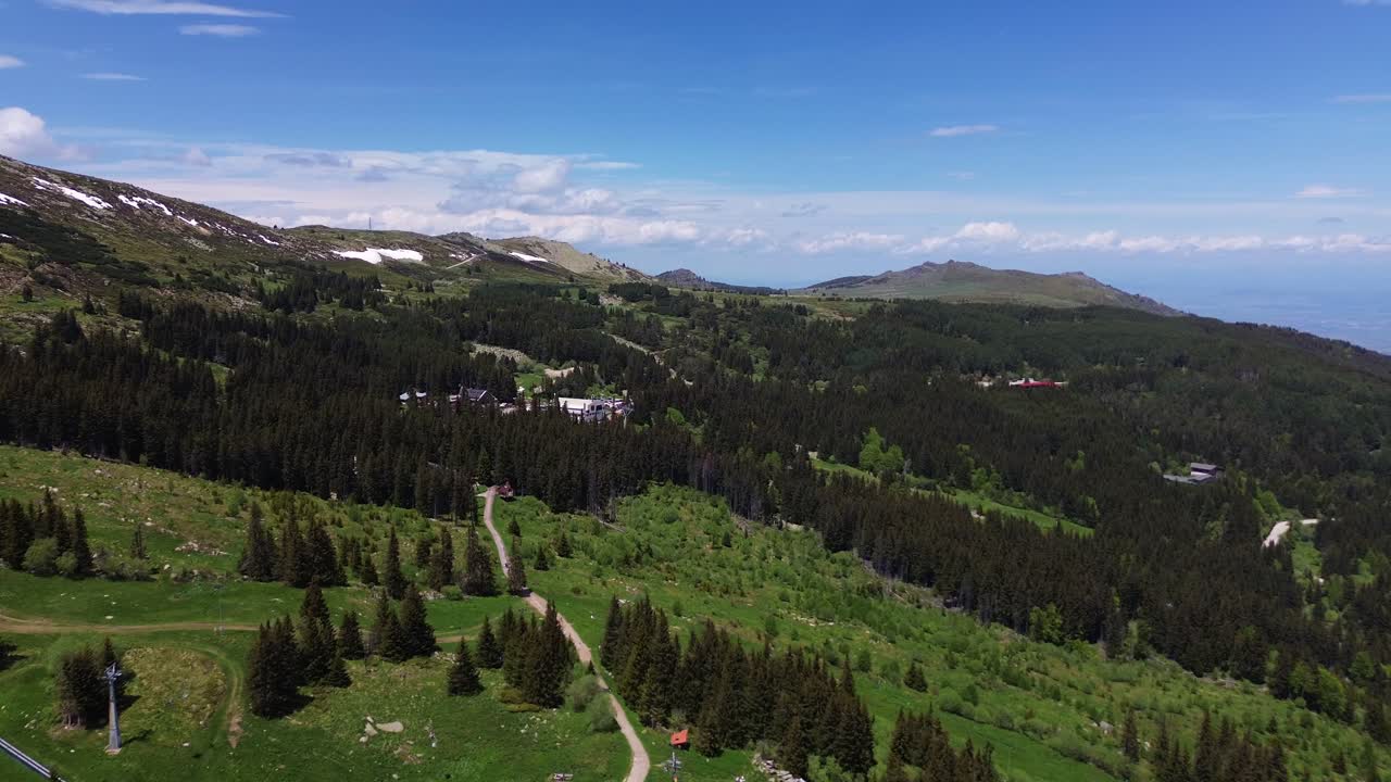 hermosas imágenes de drones de primavera en lo alto de una montaña con nieve que todavía persiste en los picos más altos