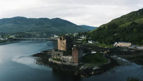 Vista-Aérea-En-órbita-Del-Castillo-De-Eilean-Donan-En-La-Rica-Campiña-Europea