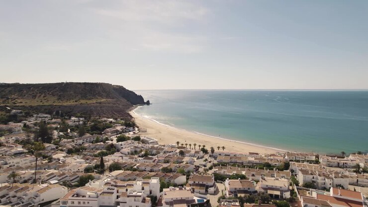 La pittoresca città di Luz lungo la costa dell'Algarve, che circonda Praia da Luz - Vista aerea.