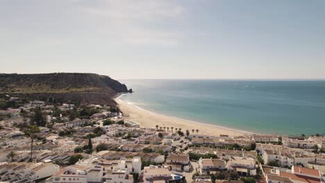 luz ciudad pintoresca junto a la costa del algarve, que rodea praia da luz - antena