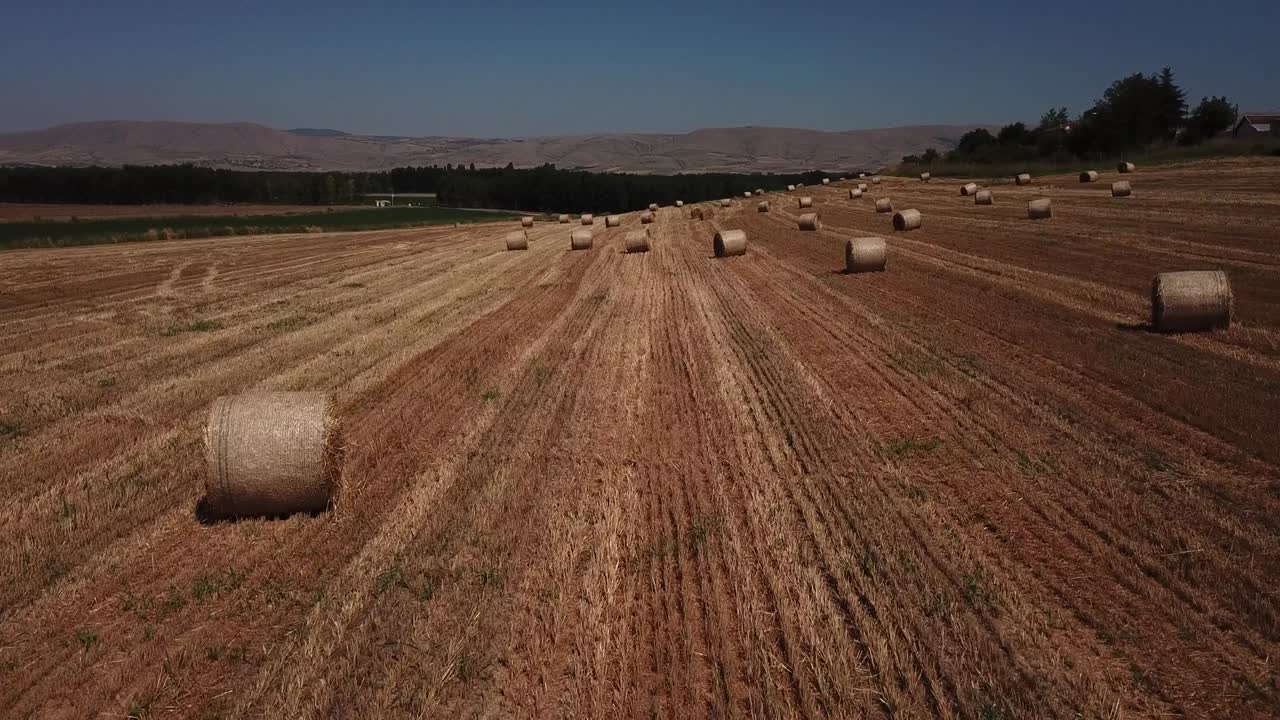 puesta de sol de heno con por avión no tripulado