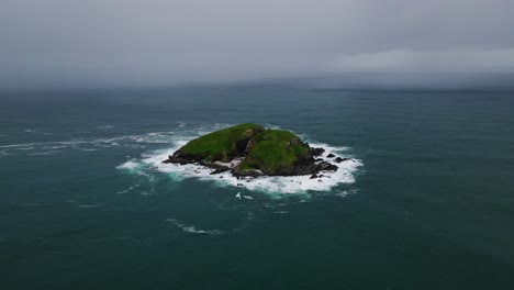 Archipiélago-Rocoso-Verde-Agrietado-De-Isla-Solitaria-Dividida-Cerca-De-La-Costa-De-Sapphire-Beach-En-Nueva-Gales-Del-Sur,-Australia