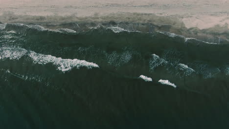 Drone-Ascendente-Disparó-Sobre-La-Orilla-Del-Mar,-Con-Olas-Fascinantes,-En-Un-Día-Claro-Y-Soleado