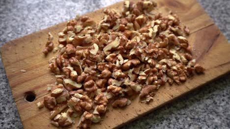 nueces picadas en una tabla de cortar de madera