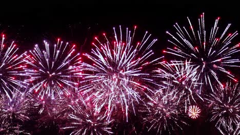 Coloridos-Fuegos-Artificiales-Explotando-En-El-Cielo-Nocturno.-Celebraciones-Y-Eventos-En-Vivos-Colores.