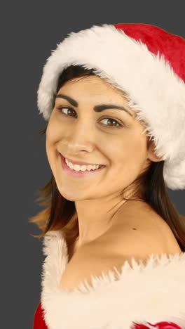 la chica sexy de santa soplando sobre las manos