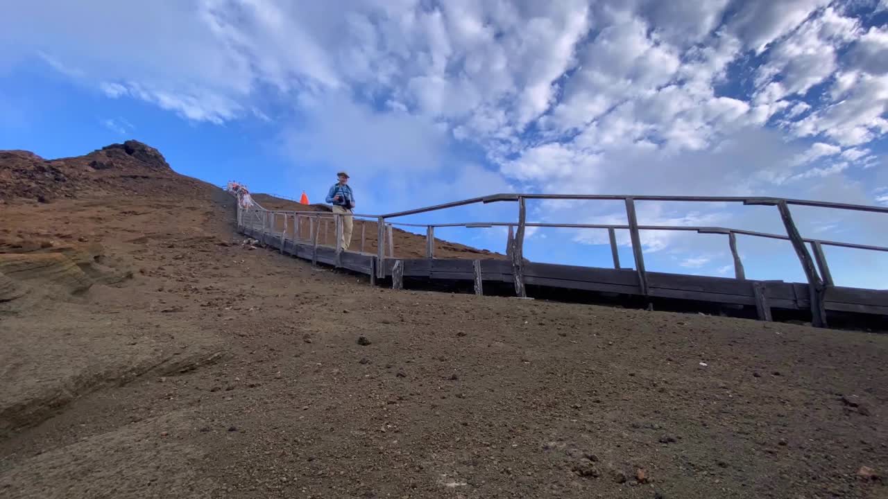 excelente fotografía de lapso de tiempo de turistas caminando por un conjunto de escaleras en la isla bartolomé en las galápagos