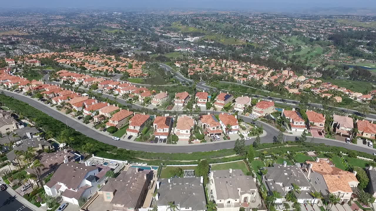 Sobrevoo lento de drone sobre casas de luxo em Laguna Niguel, Condado de Orange, Califórnia, que ficam de frente para Aliso Creek