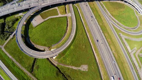 vista aérea. el cruce de la carretera de la autopista. la carretera de circunvalación de san petersburgo. 4k.
