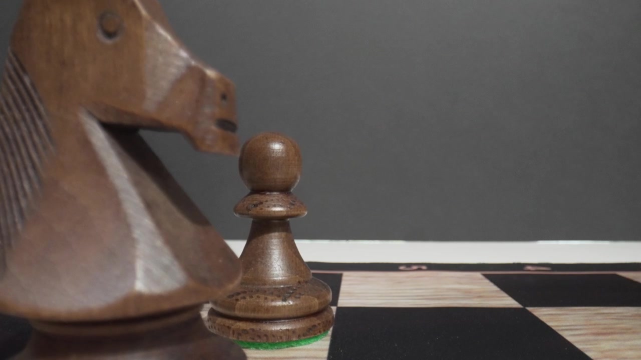 Mosse di scacchi eleganti: filmato al rallentatore con dettagli squisiti