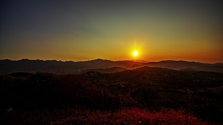 Alba epica dal buio all'ora blu e dorata sul Monte Olimpo a Cipro