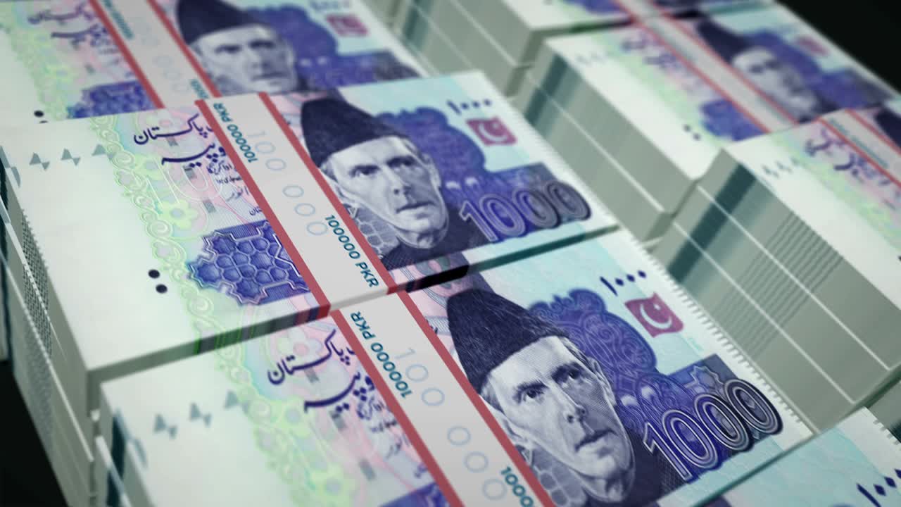 파키스탄 루피 지폐는 완벽한 루프로 포장되어 있습니다.