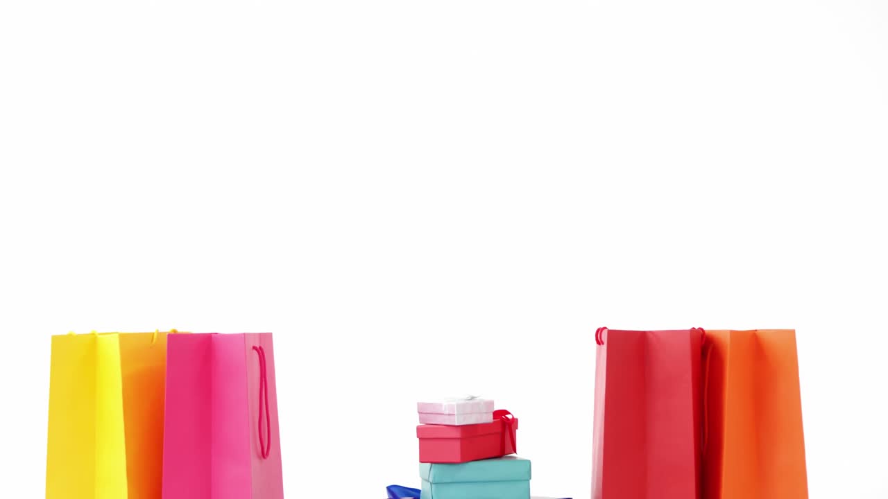 ⁇ 색 배경 에 포장 된 선물 을 가진 다채로운 쇼핑 가방