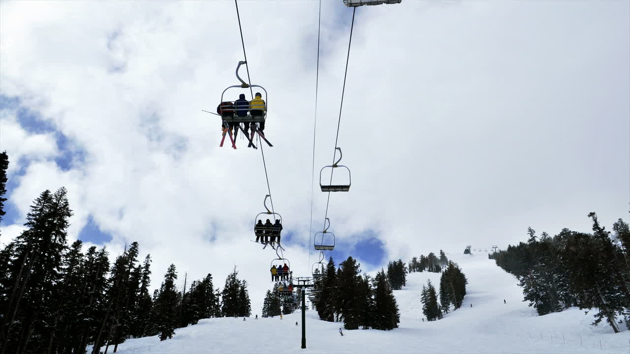 산에서 스키 리프트를 타는 사람들의 저속 촬영