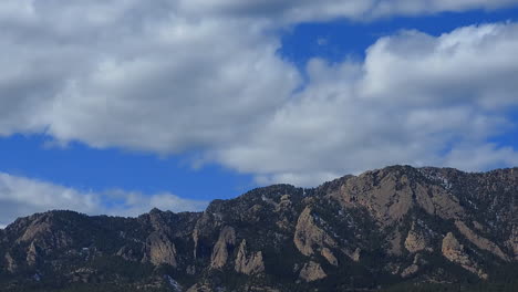 Nubes-De-Lapso-De-Tiempo-Sobre-Las-Planchas-De-Roca