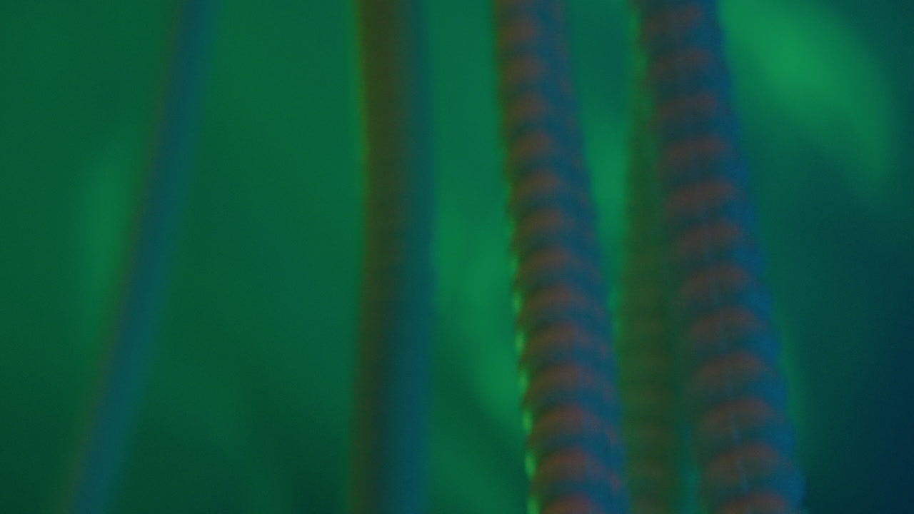 cables azules cables binarios volar a través de datos internet energía circuito eléctrico fibra animación de bucle sin costuras