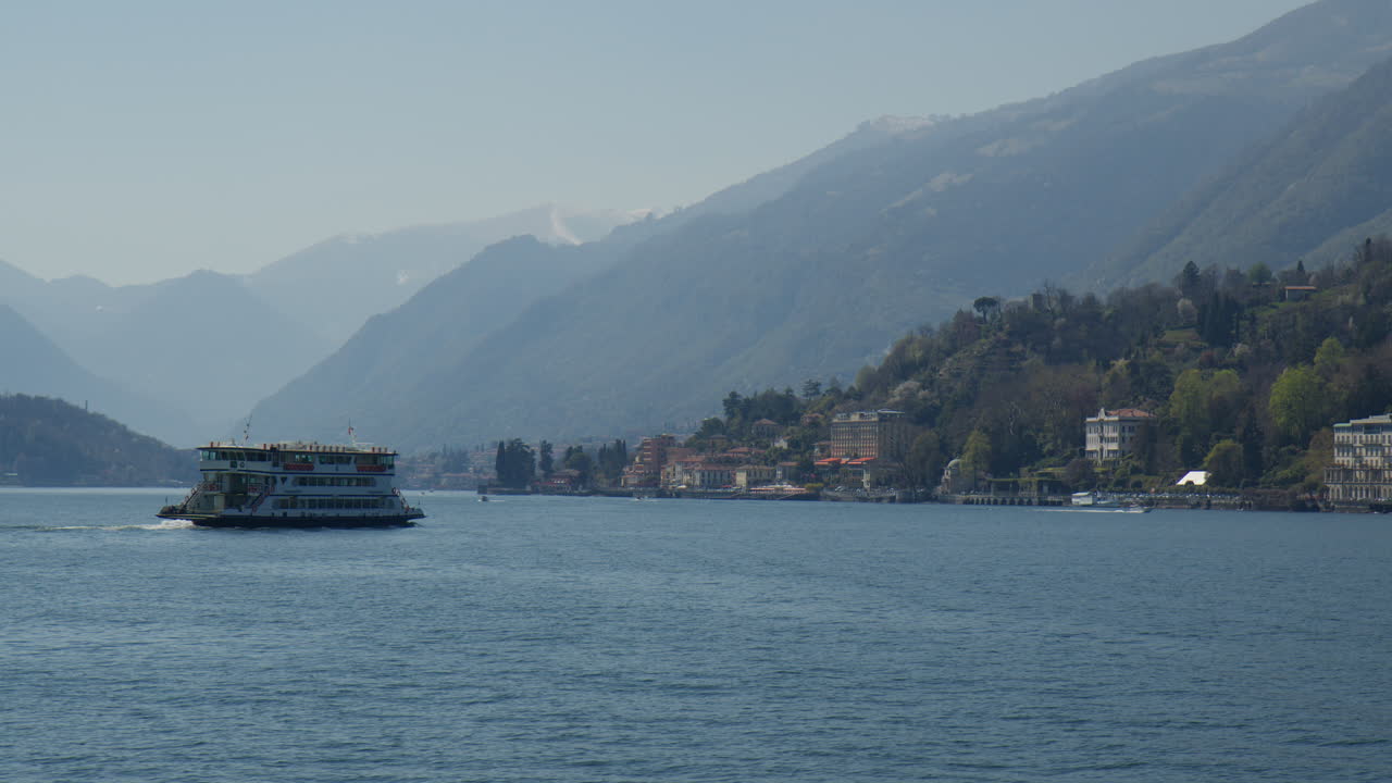 ferry navegando en el lago como en bellagio, italia