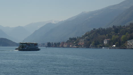 Fähre-Segeln-Auf-Dem-Comer-See-In-Bellagio,-Italien