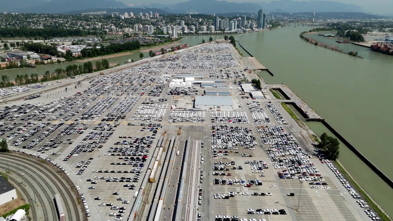 Servicios de vehículos en la Isla Annacis en el río Fraser, ciudad de Delta en Canadá. - toma aérea.