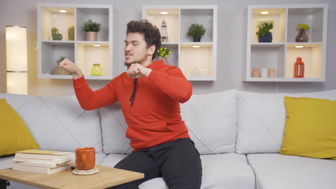 el hombre que baila. feliz y relajado.