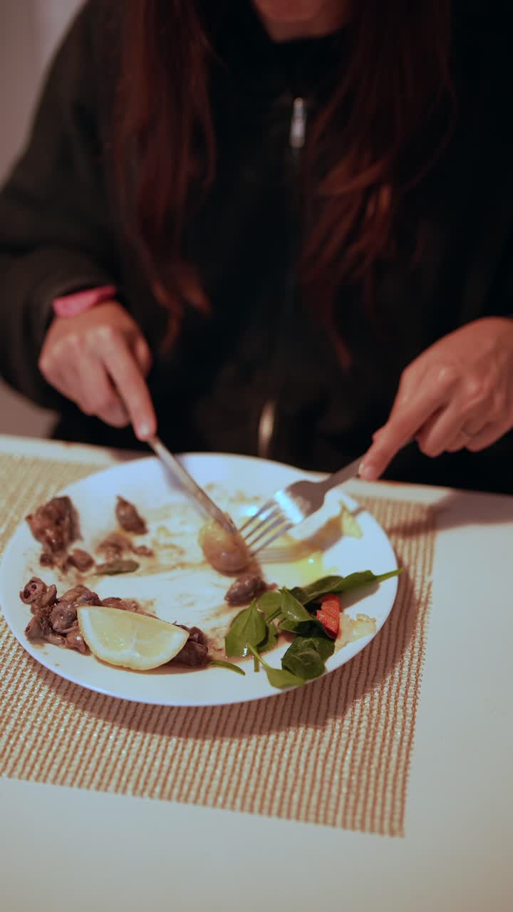 mujer comiendo caracoles y verduras