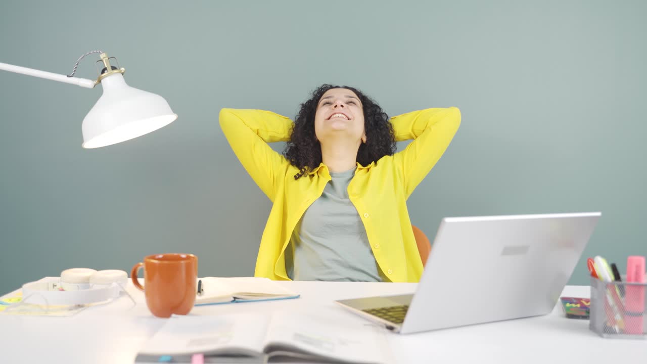 закончив свою работу, молодая женщина расслабляется.