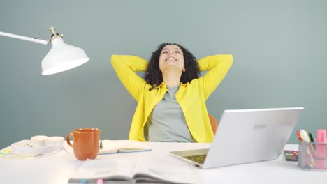después de terminar su trabajo, la joven se relaja.