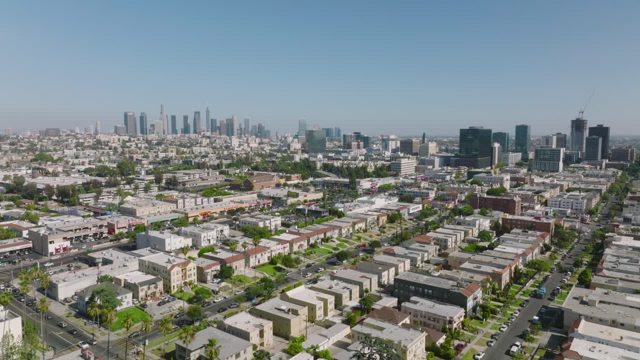 Ripresa con drone di appartamenti a Los Angeles con lo skyline del centro all'orizzonte