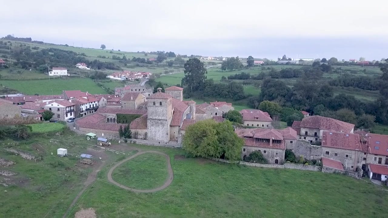 Veduta aerea di Santillana del Mar, borgo medievale situato in Cantabria, Spagna settentrionale.