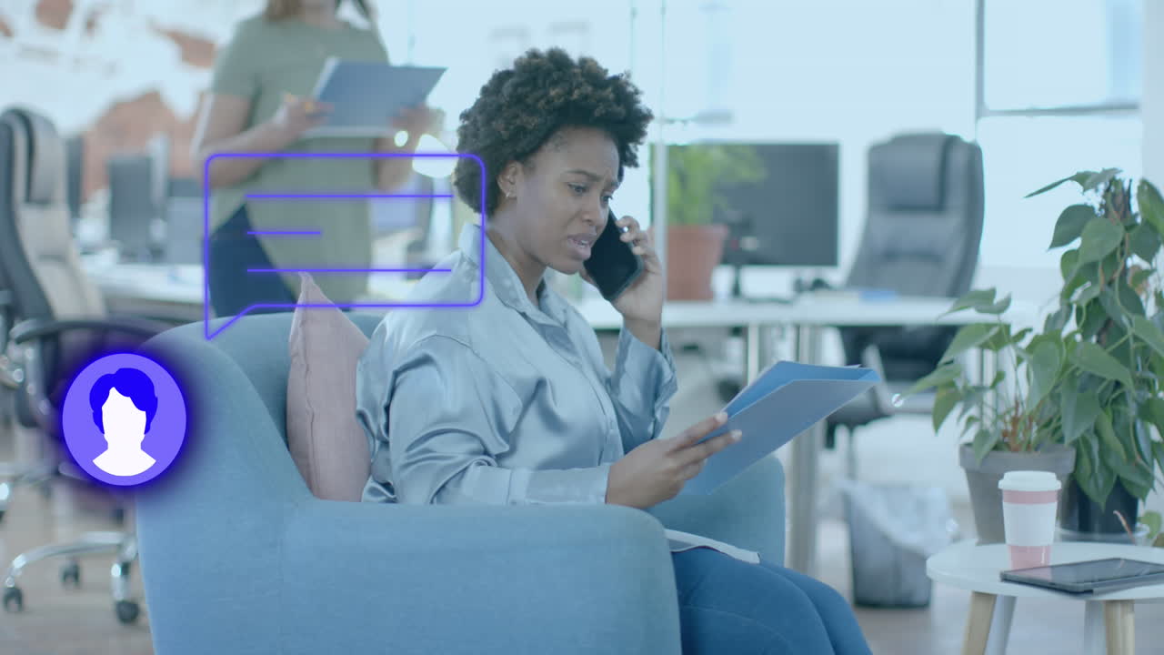 icono de chat y burbuja de discurso sobre afroamericana mujer de negocios casual en el teléfono en la oficina