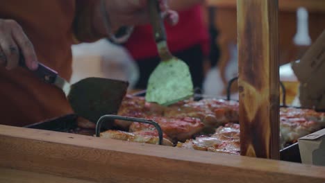 close up de una parrilla con filetes en un mercado indonesio