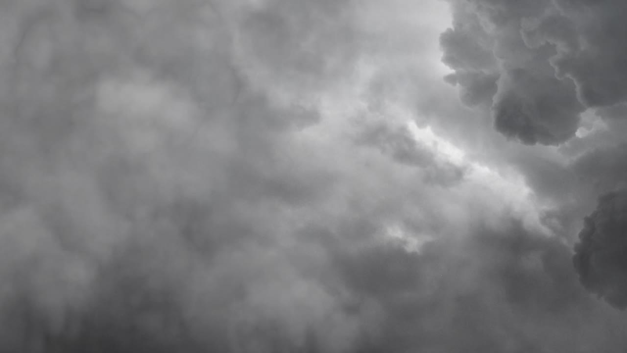 어두운 하늘에서 떠다니는 어두운 구름 4k