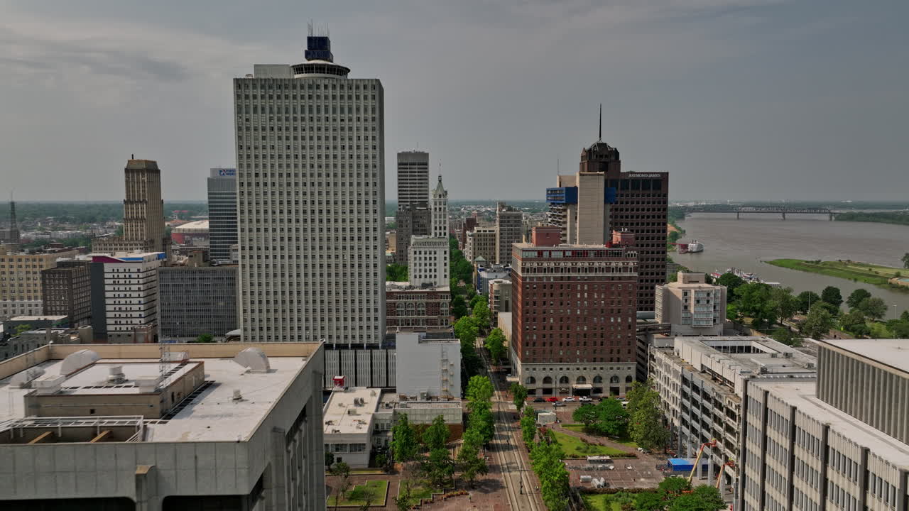 memphis tennessee antena v44 cinemático drone flyover uptown y el centro de la ciudad a lo largo de la calle principal del norte a través de los edificios de gran altura que capturan el paisaje urbano junto al río - filmado con mavic 3 cine - mayo de 2022