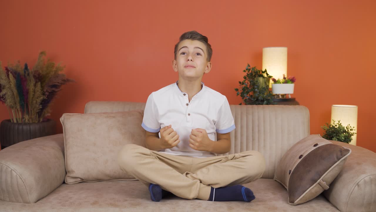 소년들은 집에서 창의적이고 기발한 아이디어를 생각해  ⁇ 니다.