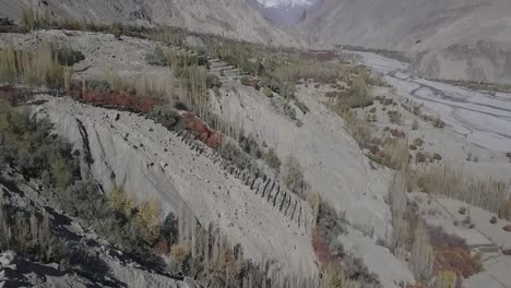 Antena-Sobre-Ladera-Rocosa-De-Grava-Con-Inclinación-Hacia-Arriba-Revelan-El-Valle-De-Skardu