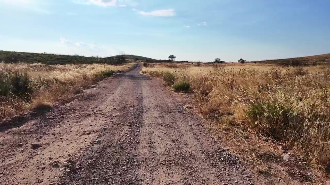 Andare in bicicletta su una strada sterrata nella natura