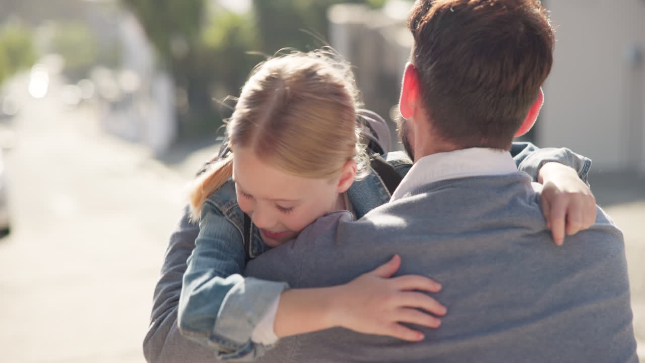 padre, hijo y corriendo para abrazarse después de la escuela