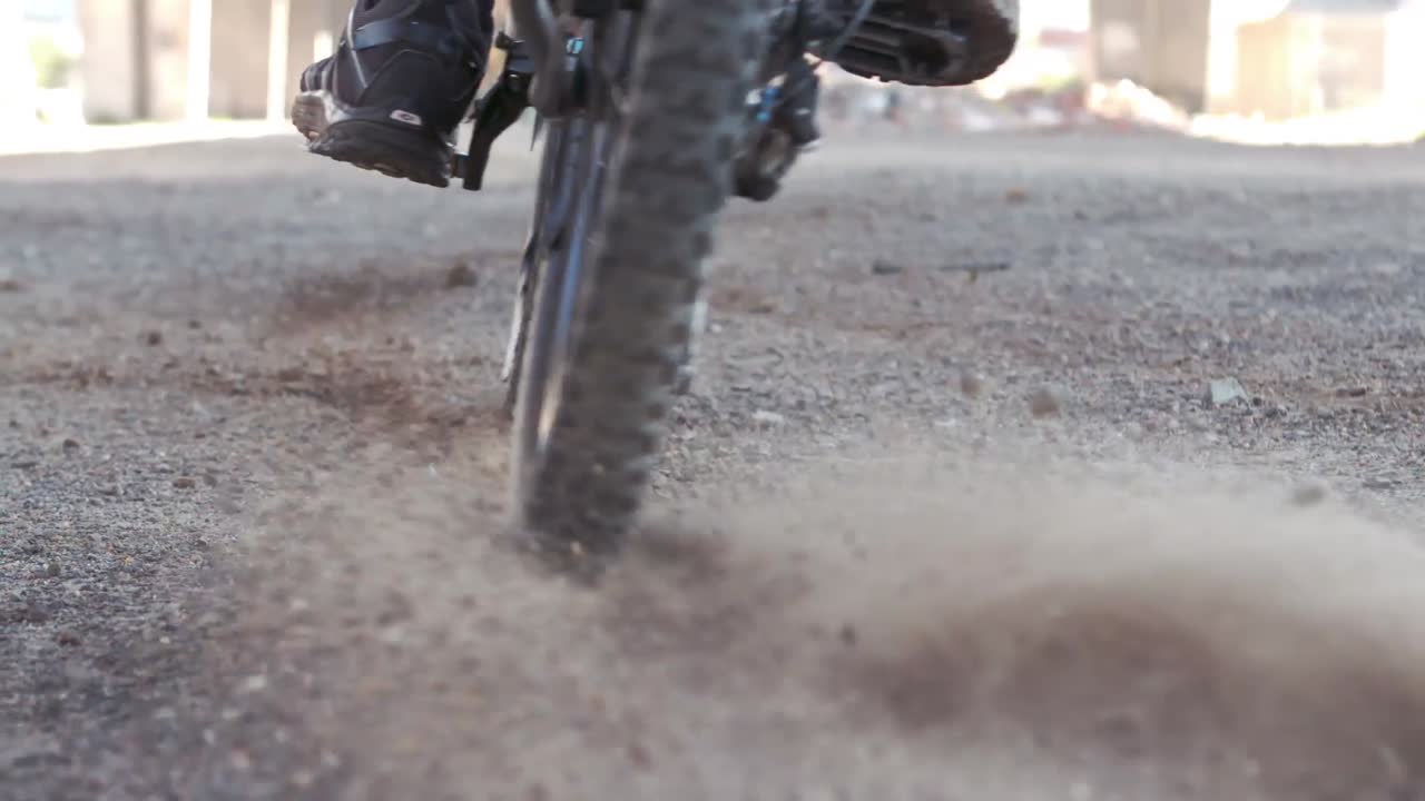 Homem ativo andando de moto de trilha