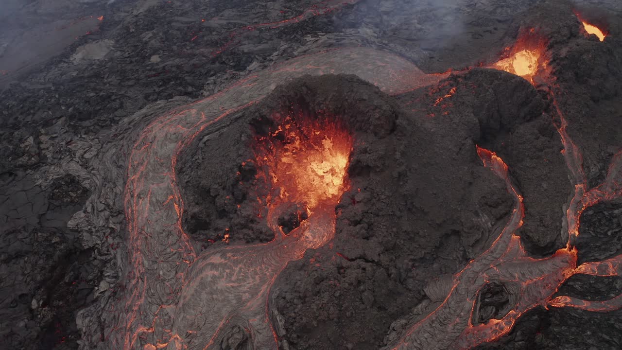 Lava incandescente che fuoriesce da piccoli crateri di sfiato durante un'eruzione