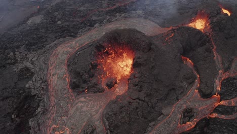 lava ardiente que sale de pequeños cráteres de ventilación durante la erupción